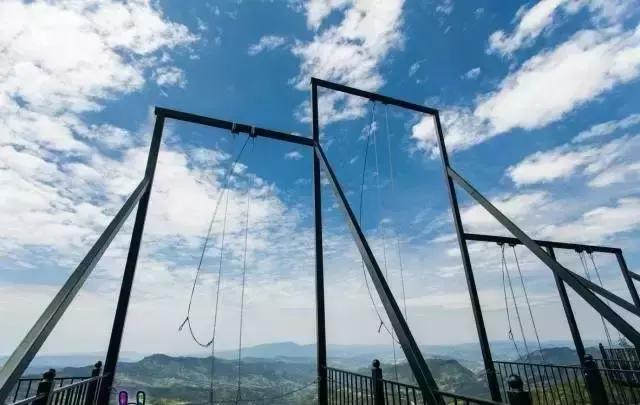 比张家界玻璃桥恐怖10000倍,世界第一天空悬廊面世!