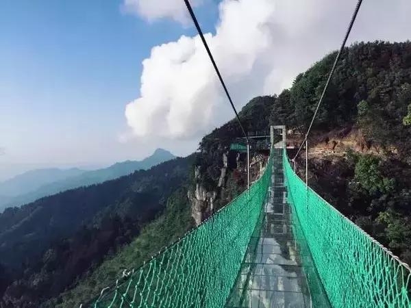 比张家界玻璃桥恐怖10000倍,世界第一天空悬廊面世!