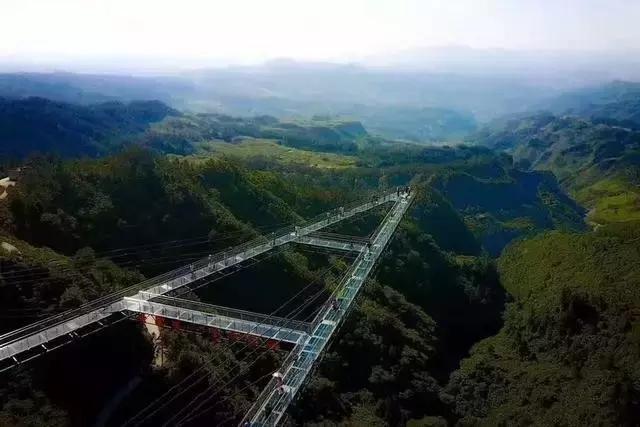 比张家界玻璃桥恐怖10000倍,世界第一天空悬廊面世!