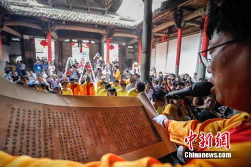 诵读圣旨仪式现场。程海波摄 诵读圣旨仪式现场。程海波摄