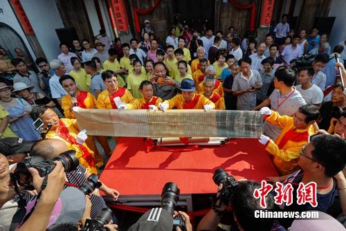 汪家桥村村民晒圣旨。程海波摄 汪家桥村村民晒圣旨。程海波摄