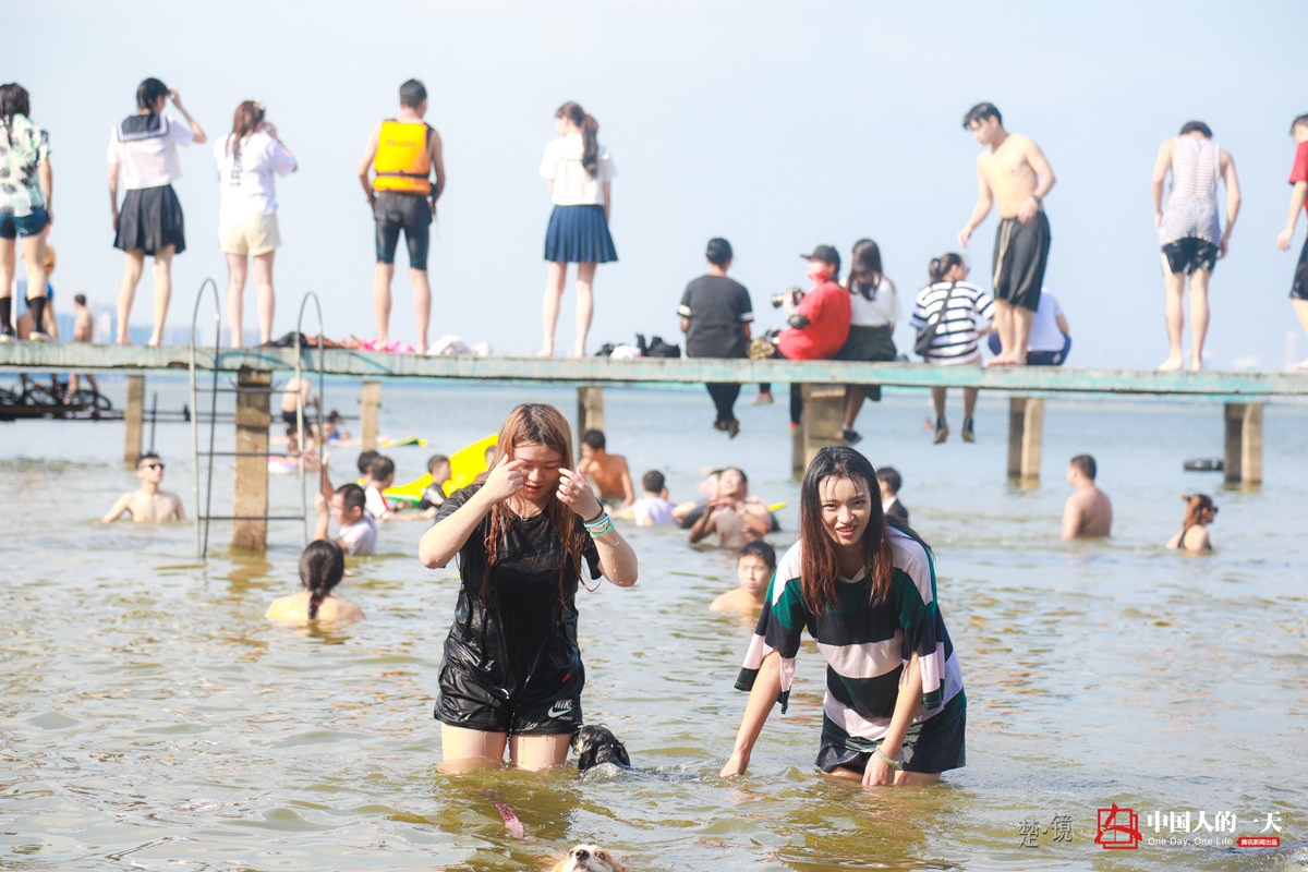 中国人的一天中国人的一天2790期:武汉百人纵身跳东湖消暑 武大女神赤脚戏水