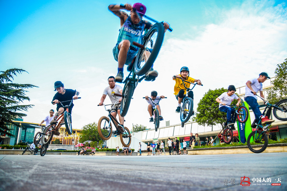 中国人的一天中国人的一天2790期:武汉百人纵身跳东湖消暑 武大女神赤脚戏水