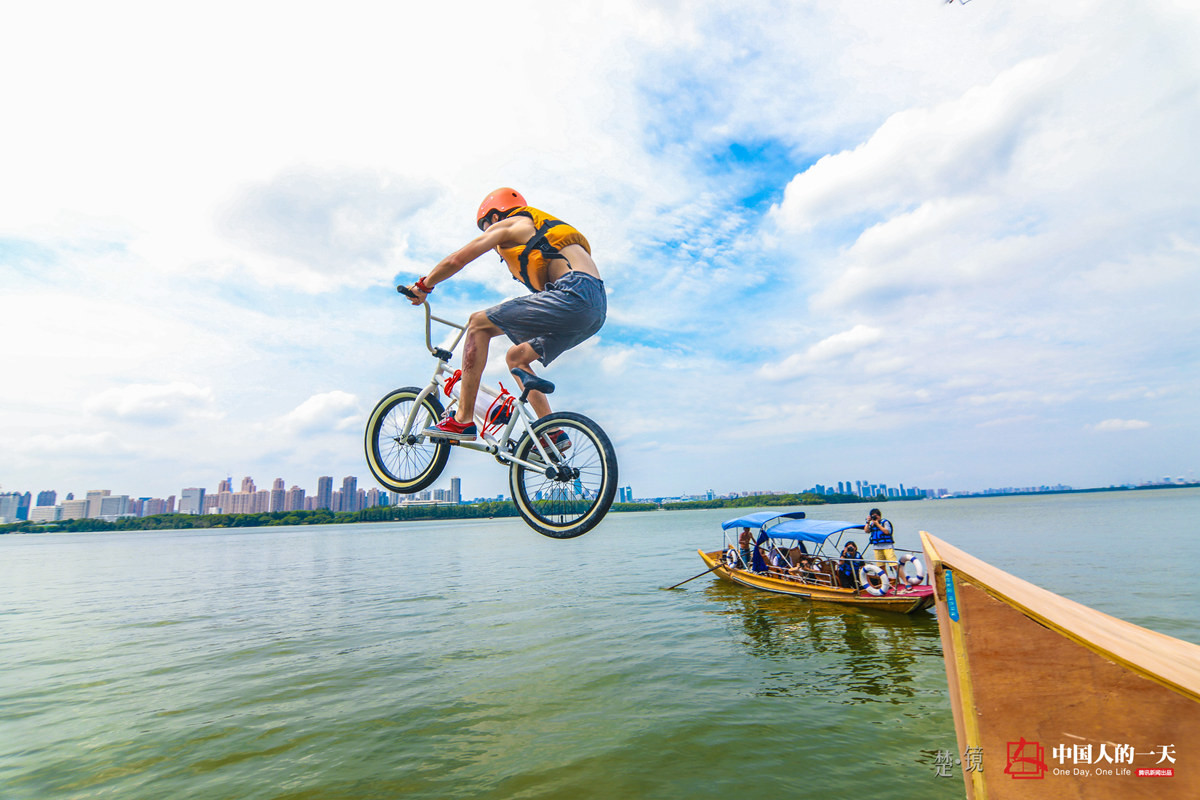 中国人的一天中国人的一天2790期:武汉百人纵身跳东湖消暑 武大女神赤脚戏水