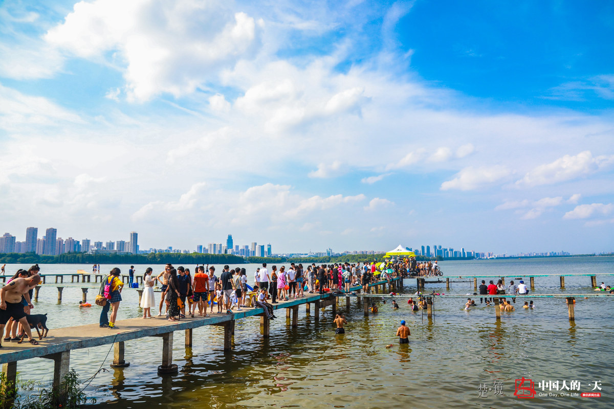 中国人的一天中国人的一天2790期:武汉百人纵身跳东湖消暑 武大女神赤脚戏水