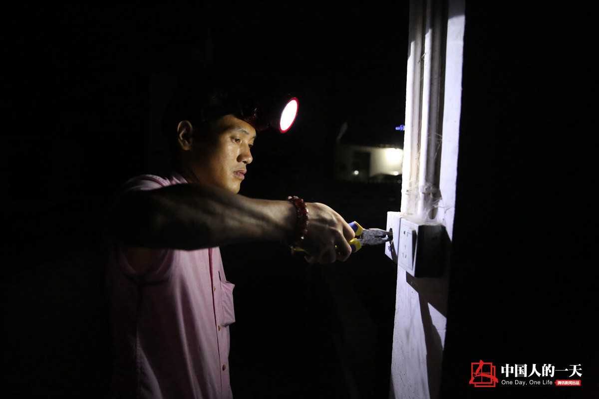 中国人的一天中国人的一天2806期:独臂男子乱坟岗上养猪 成千万富翁