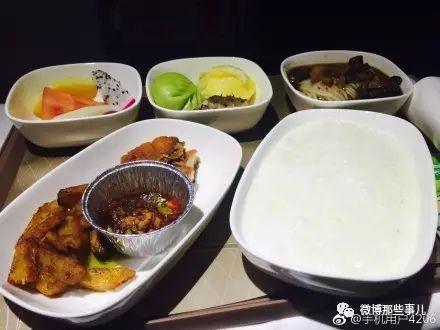 川航的飞机餐火了!网友:每次都空腹上,扶着腰下来