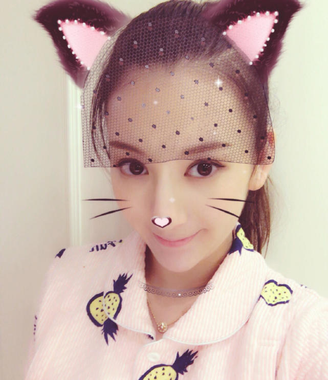 郭富城妻子产后首晒照 下巴又尖又细