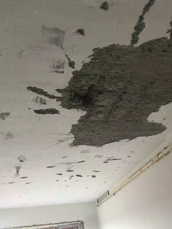 万科陷质量门:房子承重墙用手就能抠下水泥块