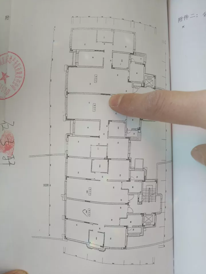 万科陷质量门:房子承重墙用手就能抠下水泥块