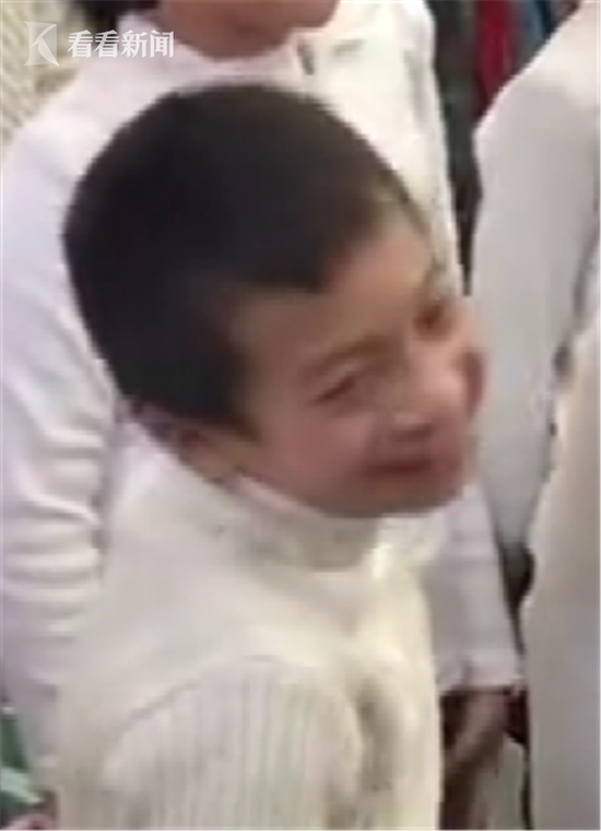 f35cd697a9ab8b34b3e7919910af1943.png 小学生合唱中卖力到翻白眼 网友:不靠C位靠演技