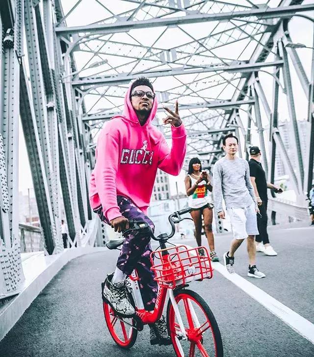 “黑人问号脸”本尊被抓了，估计是那句“你强任你强”惹怒了警察