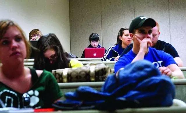 美国女生镜头下，中国留学生“抽着烟打着麻将”，激怒无数留学生