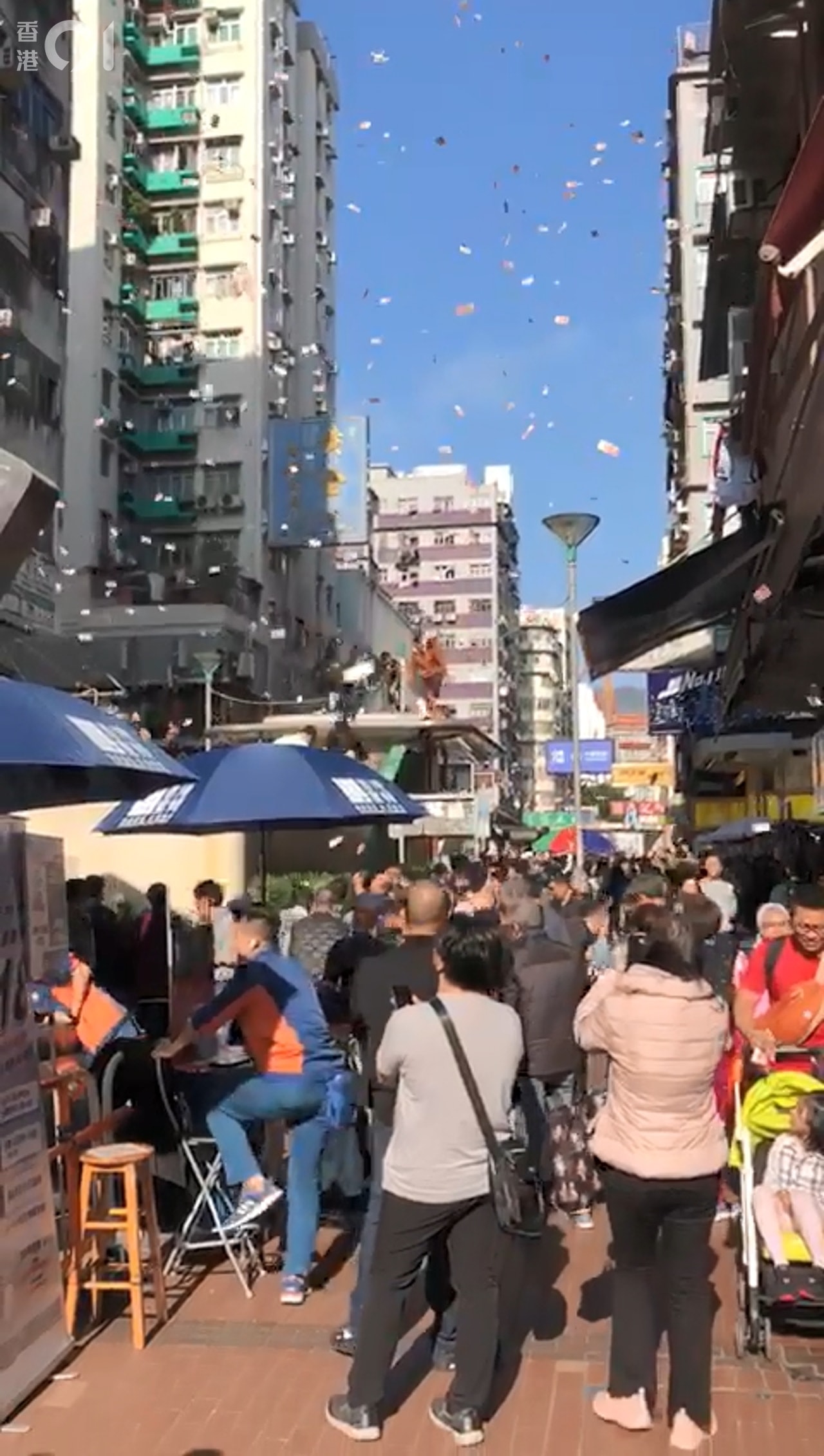 点击查看大图 天上真掉钱了!香港区块链第一人天台撒钞票引疯抢
