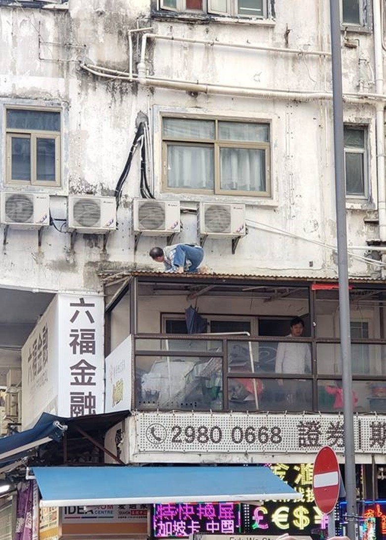 点击查看大图 天上真掉钱了!香港区块链第一人天台撒钞票引疯抢