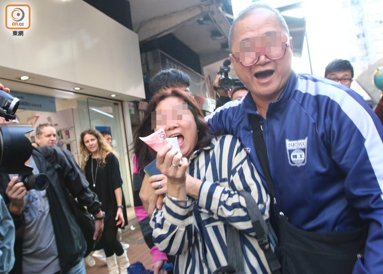 点击查看大图 天上真掉钱了!香港区块链第一人天台撒钞票引疯抢
