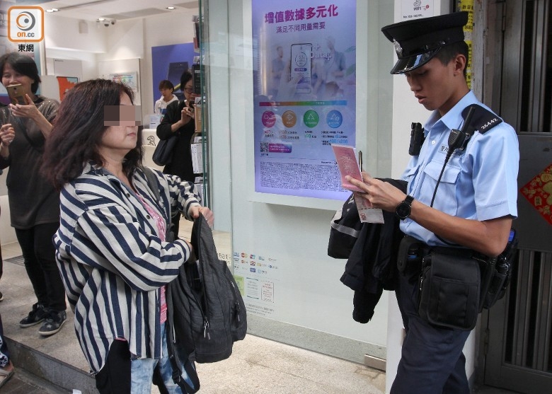 点击查看大图 天上真掉钱了!香港区块链第一人天台撒钞票引疯抢