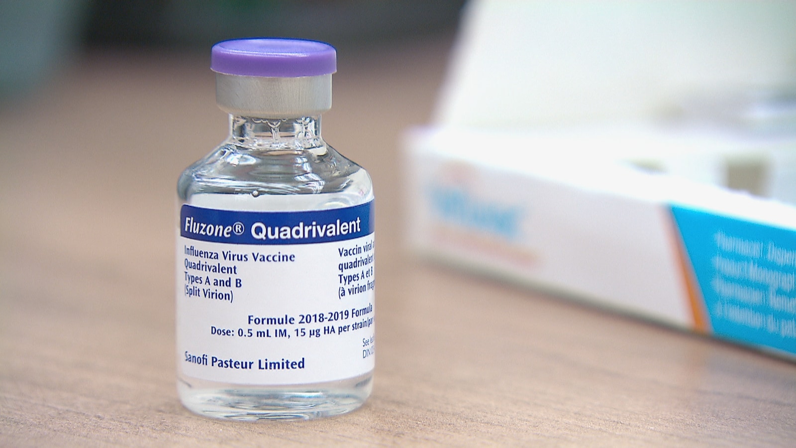 Une fiole d'un vaccin repose sur une table.