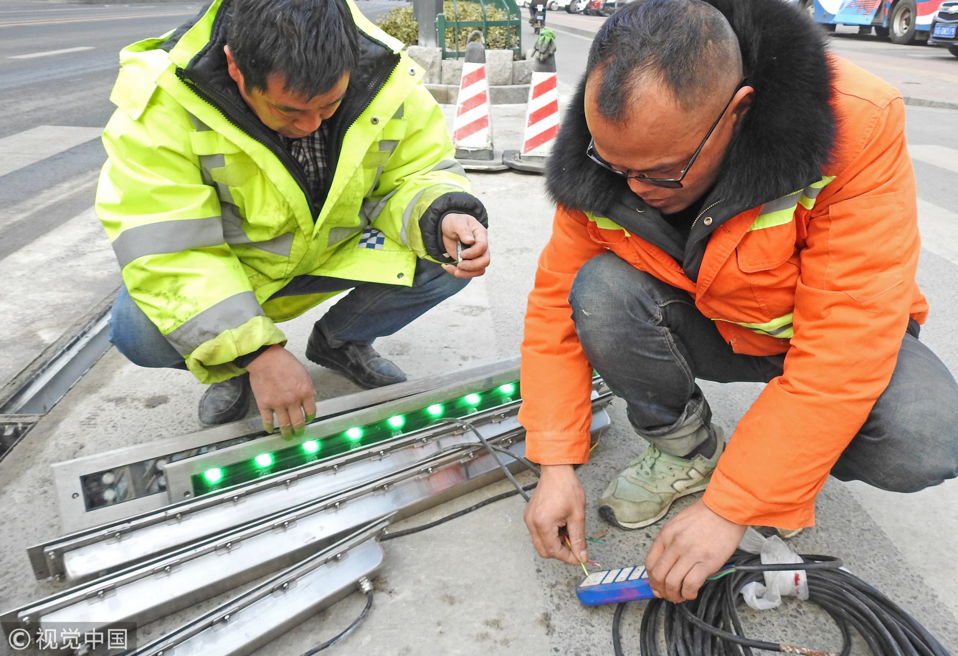 江苏连云港，工人正在安装和调试地埋式智能斑马线系统