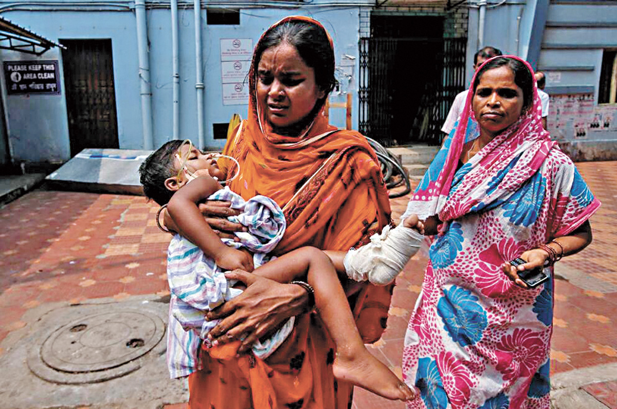 罢工期间，一位妇女带女儿前往公立医院治疗。网上图片