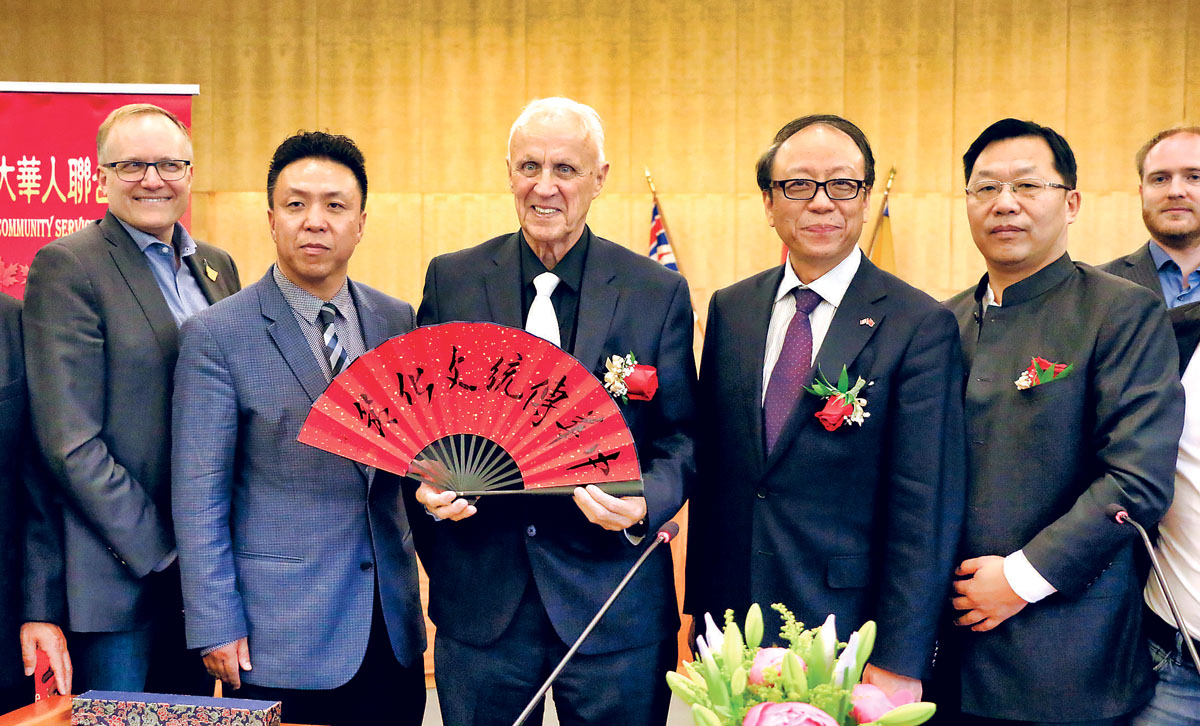 ■（左起）朱理民、王白进、麦当诺、孔玮玮、牛华等参加文化节新闻发布会。