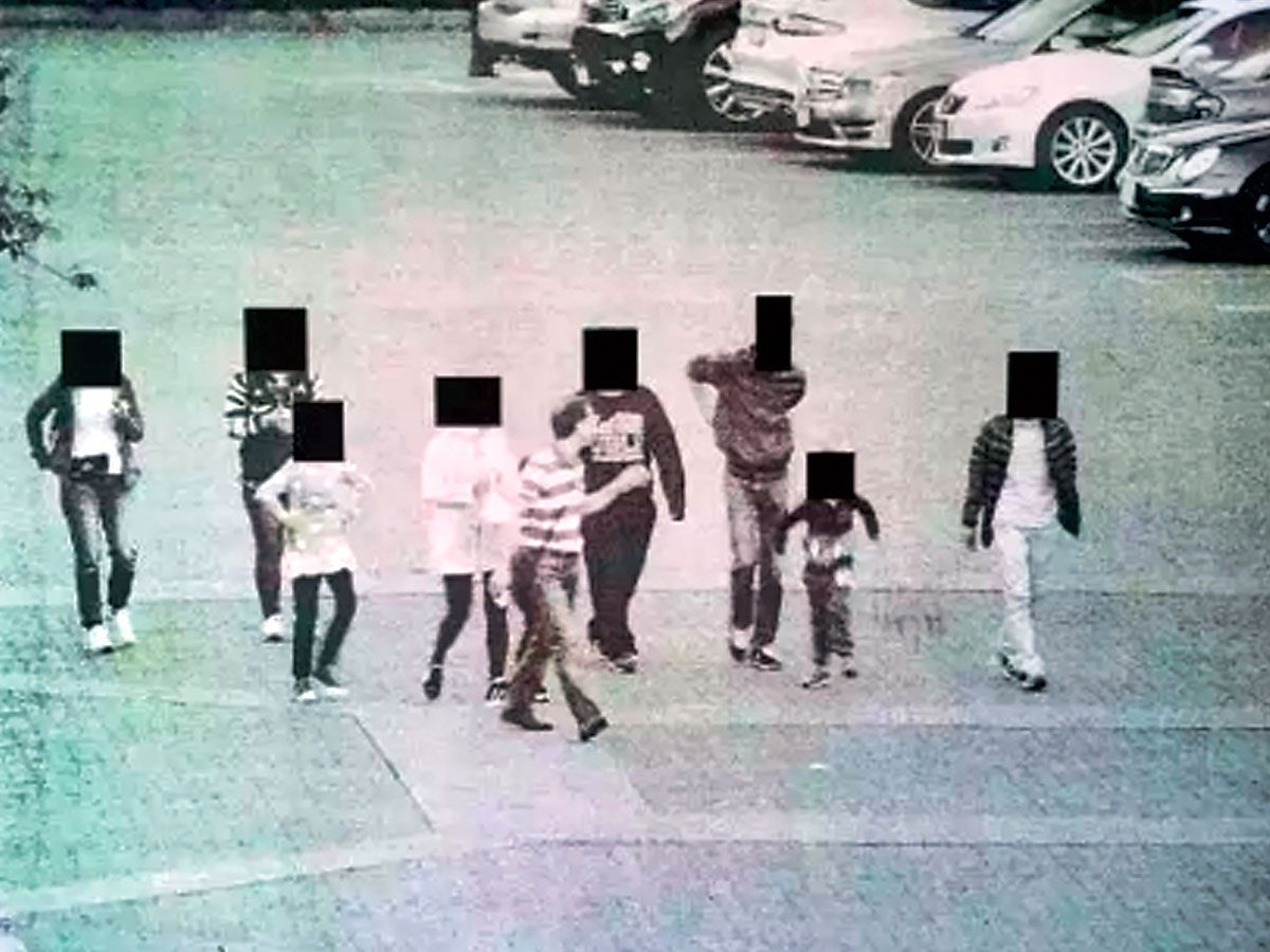 ■CBSA的监控照片显示，江信乐带着一群怀疑是非法入境者行经卑诗省列治文一个商场。CBSA