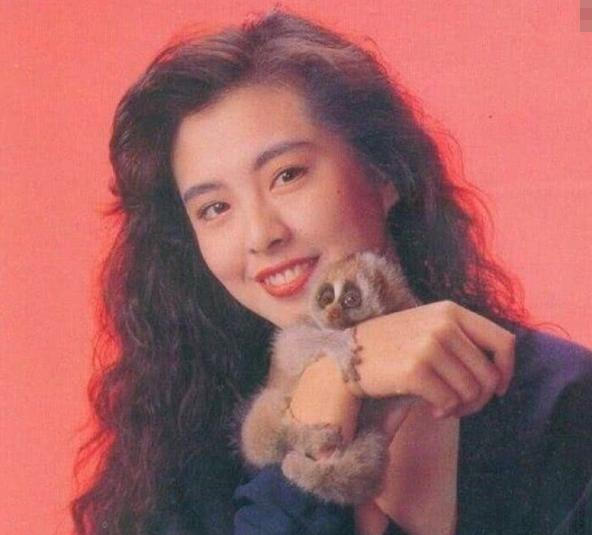 王祖贤30年前故宫旧照流出,身后不起眼的群演,如今成当红巨星