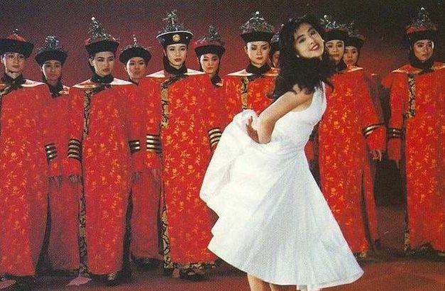 王祖贤30年前故宫旧照流出，身后不起眼的群演，如今成当红巨星