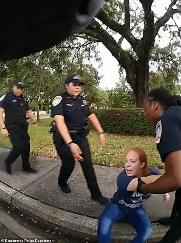 美国一岁孩子吃饼干噎着脸色青紫吓到妈妈，幸好有警察急救