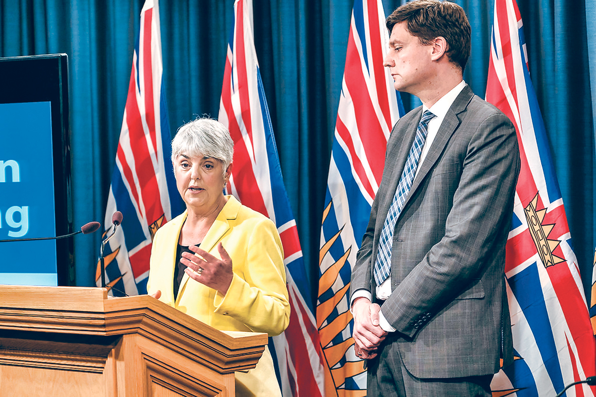 ■今年5月,房地产洗黑钱专家小组发表报告。图为省财政厅长詹嘉路(左)当日在记者会上发表讲话。省府提供