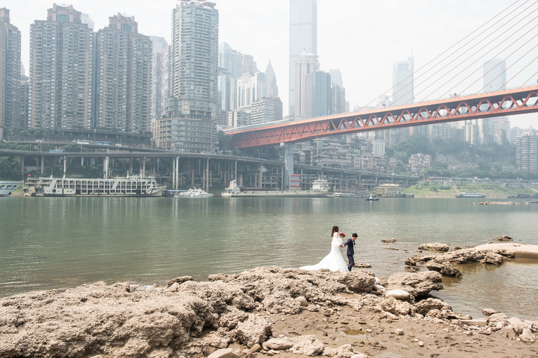 重庆，拍摄婚纱照的新人。中国的立法机构全国人民代表大会正在考虑修改中国的婚姻法。