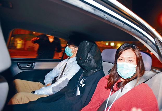 绰号&ldquo;牛丸&rdquo;的女疑犯被蒙头押往寓所搜查。