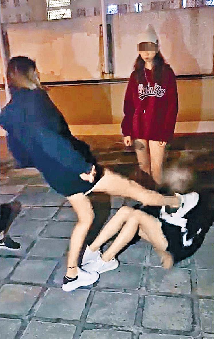 &ldquo;牛丸&rdquo;及红衣女（在逃）轮流施虐，掌
掴、狂踢及扯女事主头发。　 网上图片
