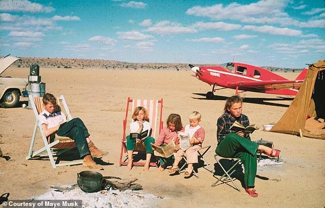 上图是霍尔德曼的孩子们，梅耶在中间的位置，在1956年的旅行中阅读