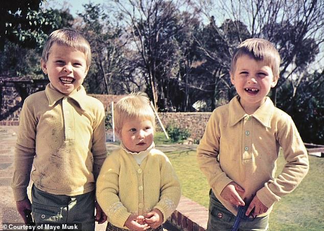 上面，1976年在比勒陀利亚。左：埃隆（Elon）五岁时，中：托斯卡（Tosca）两岁，右：金巴尔（