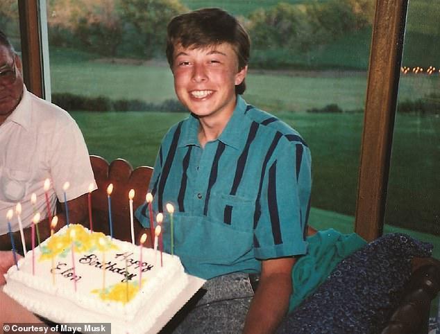 上图，埃隆·马斯克于1989年在加拿大过18岁生日