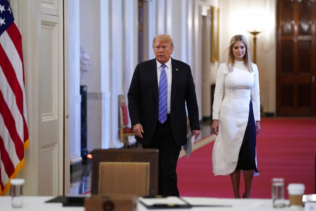 图为6月26日美国总统特朗普及其女儿伊万卡在华盛顿到达白宫东厅开会。（AP）