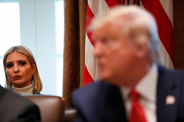 特朗普当选总统后,伊万卡成为“第一千金”,参与白宫工作,并深得父亲特朗普信任。图为2019年9月19日,伊万卡在内阁会议期间注视特朗普。(Reuters) 特朗普当选总统后,伊万卡成为“第一千金”,参与白宫工作,并深得父亲特朗普信任。图为2019年9月19日,伊万卡在内阁会议期间注视特朗普。(Reuters)