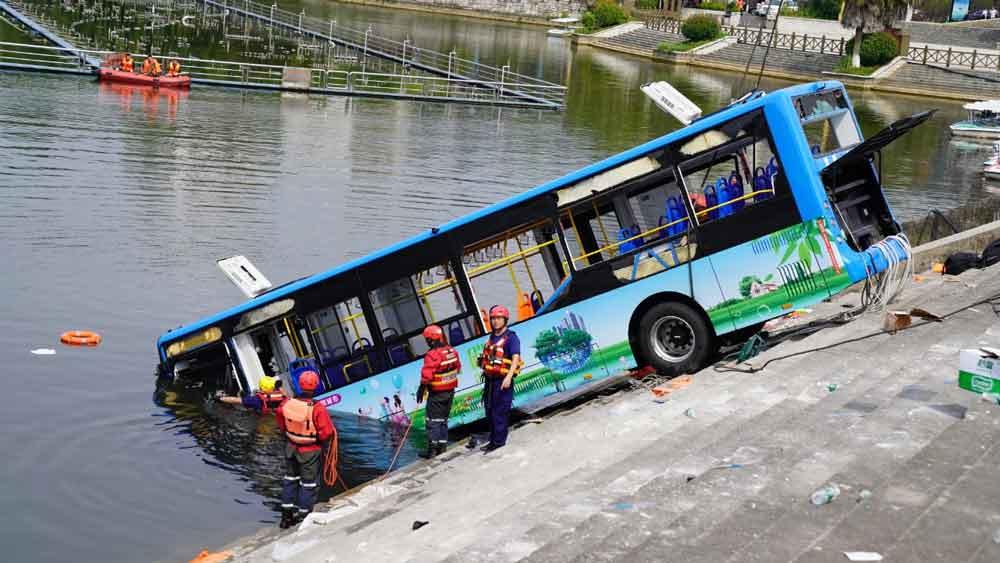 贵州公交坠湖幸存者：乘客在车突然拐弯时大喊起来