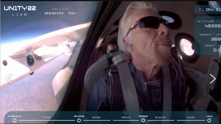 布蘭森坐在團結號船艙內。(圖翻攝自Virgin Galactic 直播)