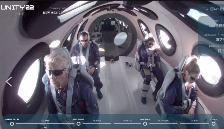 布蘭森(左下)與太空船上的2名駕駛、4名乘客(包括布蘭森及3名維珍員工)一同展開這趟太空旅行。(圖翻攝自Virgin Galactic 直播)