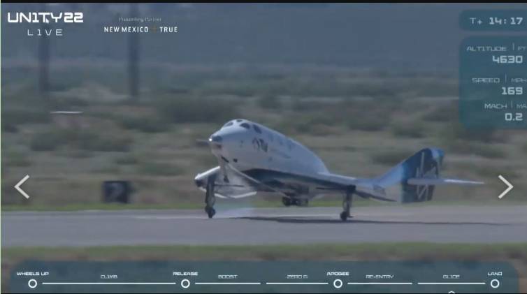 團結號平安降落在新墨西哥州的美國太空港跑道。（圖翻攝自Virgin Galactic 直播）