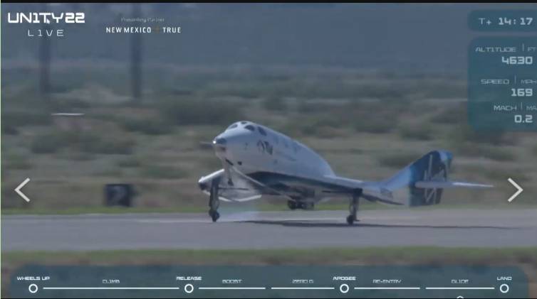 團結號平安降落在新墨西哥州的美國太空港跑道。(圖翻攝自Virgin Galactic 直播)