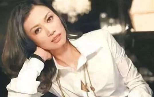 &ldquo;虎妻&rdquo;邓文迪近照曝光：毫无亚洲样貌！离婚多年还能分走268亿，野心有多大？