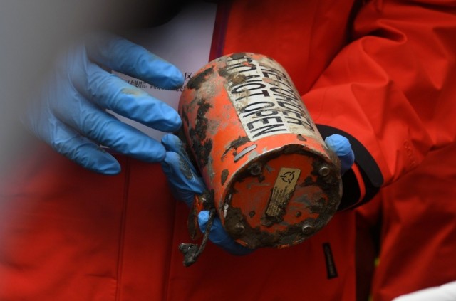 关注!东航坠机黑匣子送至华盛顿:获取飞行员交流细节!美工作组飞抵中国 关注!东航坠机黑匣子送至华盛顿:获取飞行员交流细节!美工作组飞抵中国