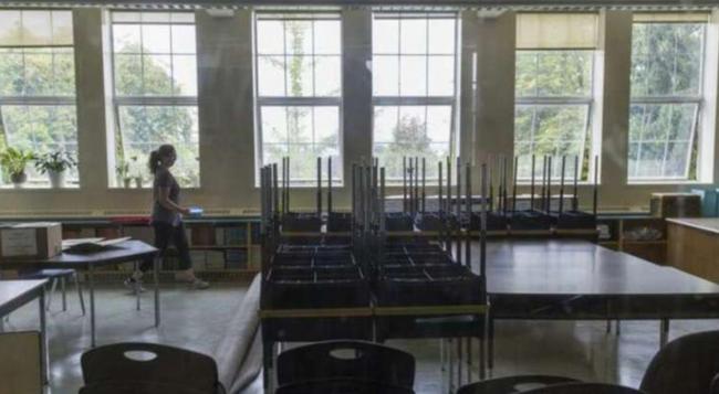 加拿大男教师爱上三名高中少女,终被判刑10年 加拿大男教师爱上三名高中少女,终被判刑10年
