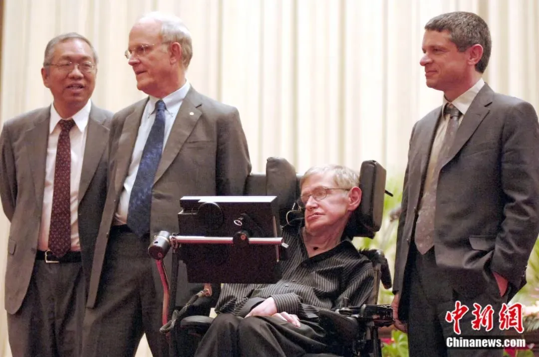 2006年，世界著名科学家丘成桐（左至右）、大卫·格罗斯（David Gross）、斯蒂芬·霍金（Stephen Hawking）、安地·斯特罗明格（Andrew strominger）出席国际弦理论大会。中新社记者 徐曦弋 摄