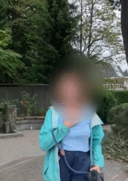 “滚回中国!”白女放狗撒尿 对亚裔吐口水 辱骂 “滚回中国!”白女放狗撒尿 对亚裔吐口水 辱骂