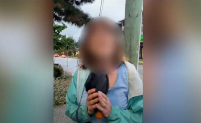 “滚回中国!”白女放狗撒尿 对亚裔吐口水 辱骂 “滚回中国!”白女放狗撒尿 对亚裔吐口水 辱骂