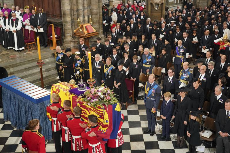 英女王国葬仪式开始，王室成员在旁送别。美联社